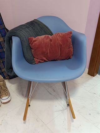 Butaca mecedora azul, ideal para lactancia