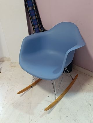 Butaca mecedora azul, ideal para lactancia