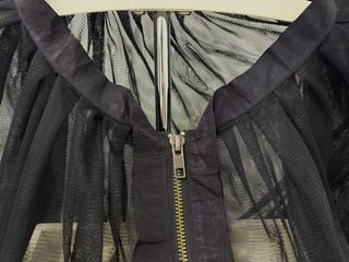 Camiseta de malla negra con cremallera