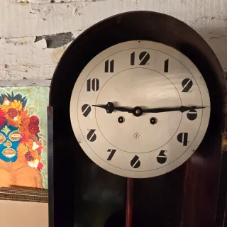 Reloj de pared antiguo de madera