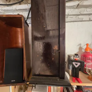 Reloj de pared antiguo de madera