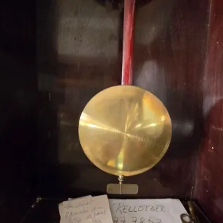 Reloj de pared antiguo de madera