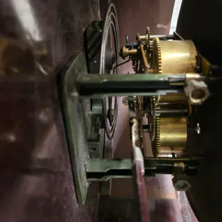 Reloj de pared antiguo de madera