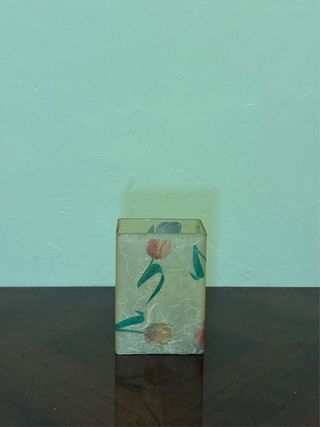 Vaso decorativo in carta con tulipani