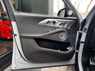 BMW XM 550 KW 748CV LABEL RED