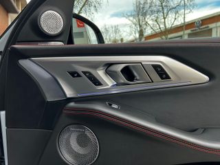 BMW XM 550 KW 748CV LABEL RED