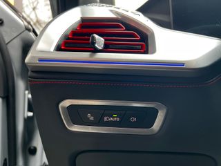 BMW XM 550 KW 748CV LABEL RED