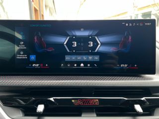 BMW XM 550 KW 748CV LABEL RED