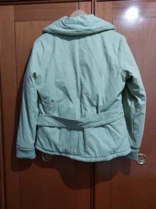 Abrigo acolchado,verde pistacho puesto 2 veces