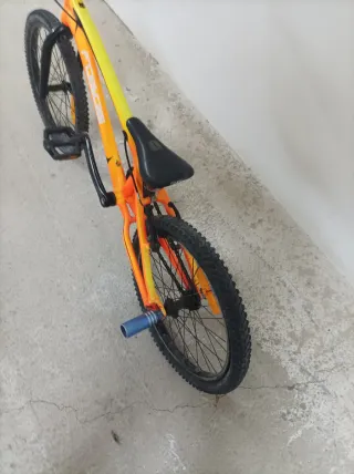 Bicicleta BMX Naranja y Amarilla
