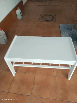 Mesa auxiliar de madera blanca
