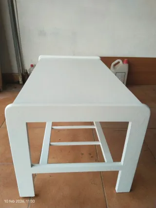 Mesa auxiliar de madera blanca