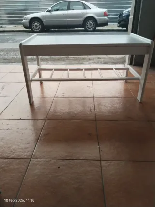 Mesa auxiliar de madera blanca