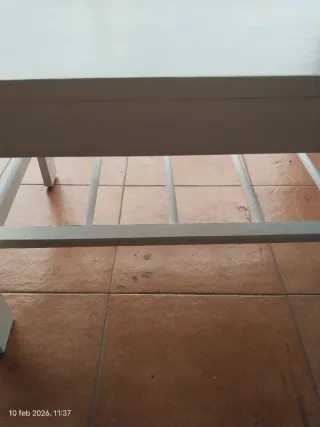 Mesa auxiliar de madera blanca