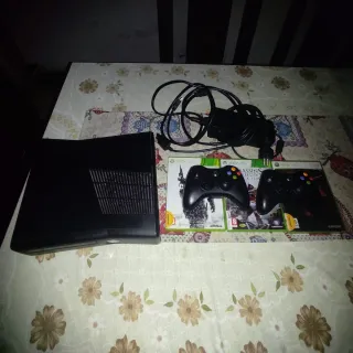 Xbox 360 con 2 mandos y juegos