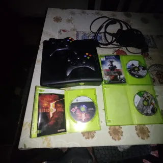 Xbox 360 con 2 mandos y juegos