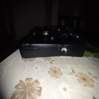 Xbox 360 con 2 mandos y juegos