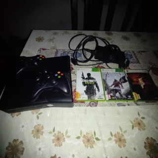 Xbox 360 con 2 mandos y juegos