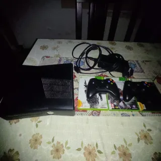 Xbox 360 con 2 mandos y juegos