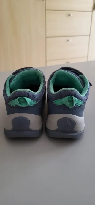 Zapatillas montaña niña marca Quechua