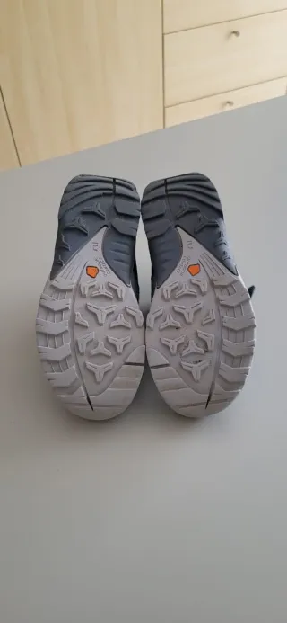 Zapatillas montaña niña marca Quechua