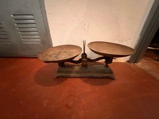 Báscula antigua de hierro fundido