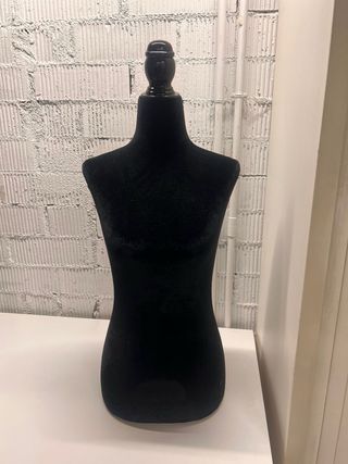 Maniquí femenino de sobremesa negro