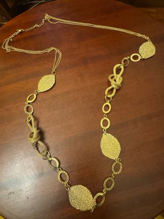 Collar dorato da donna con anelli e foglie
