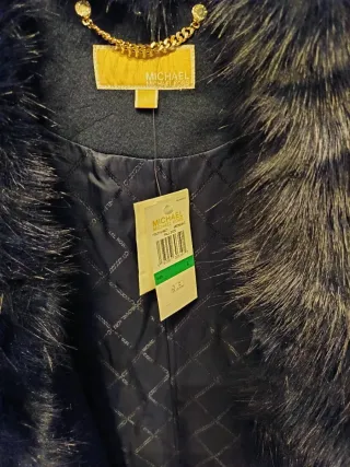 Abrigo Michael Kors Azul Midnight con cuello pelo.