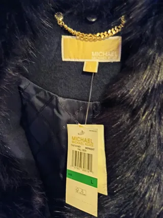 Abrigo Michael Kors Azul Midnight con cuello pelo.