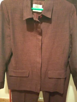 Traje de pantalón color vino.