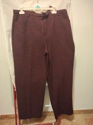 Traje de pantalón color vino.