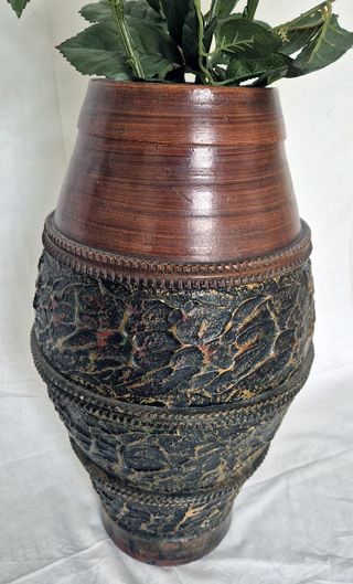 Jarrón antiguo con flores artificiales 48 cms