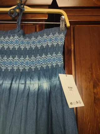 Vestido largo azul con bordados