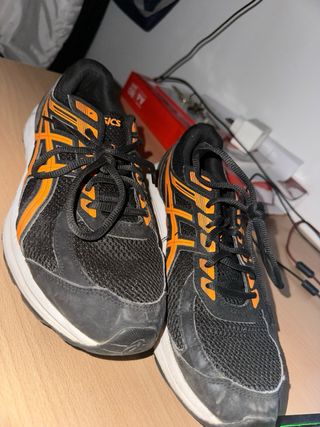 Zapatillas Asics Negras y Naranjas