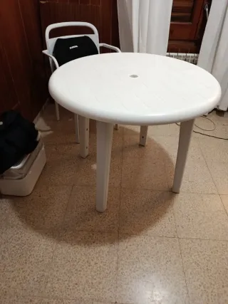 Tavolo rotondo in plastica bianca regolabile