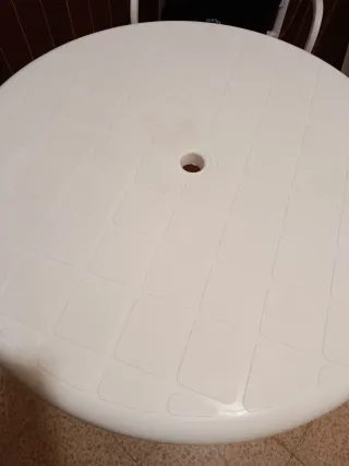 Tavolo rotondo in plastica bianca regolabile