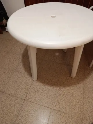 Tavolo rotondo in plastica bianca regolabile