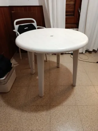 Tavolo rotondo in plastica bianca regolabile