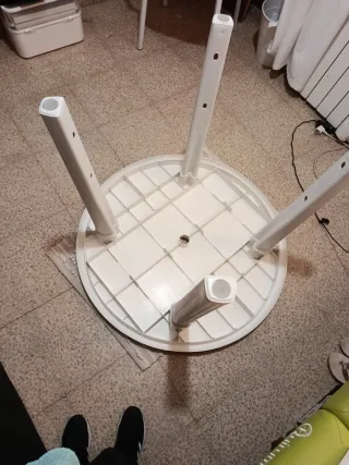 Tavolo rotondo in plastica bianca regolabile