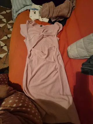 Vestido premamá rosa con abertura