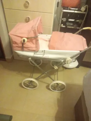 Carrito de muñecas rosa