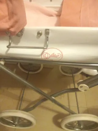 Carrito de muñecas rosa