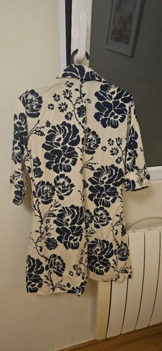 Vestido camisero Zara diseño de flores azul marino