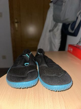 Escarpines negros y azules