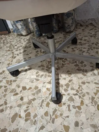 Sillón de oficina blanco y plateado.