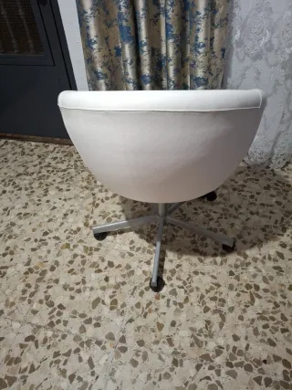 Sillón de oficina blanco y plateado.