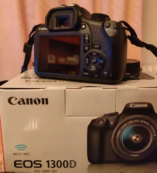 Cámara Canon EOS 1300D Kit completo.