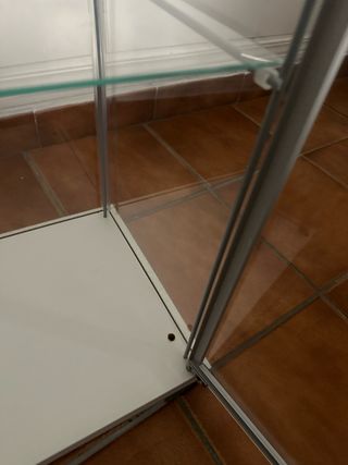 Vitrina Detolf Ikea con luz LED