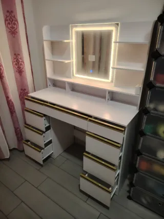 Postazione trucco con specchio luminoso